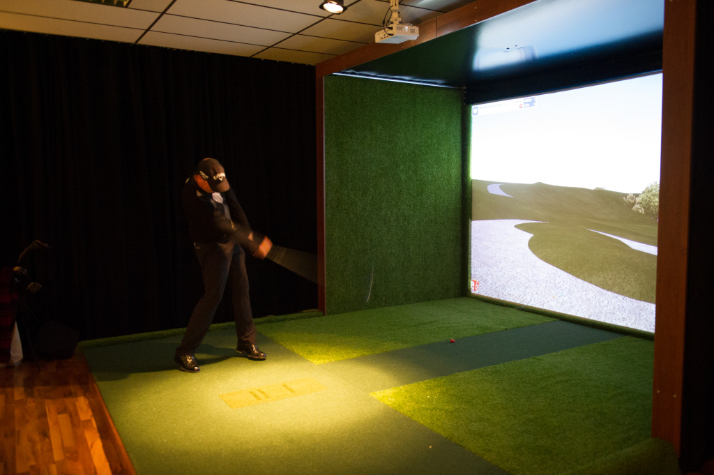 Golf Pro Hans Posch im Golf Simulator Zentrum